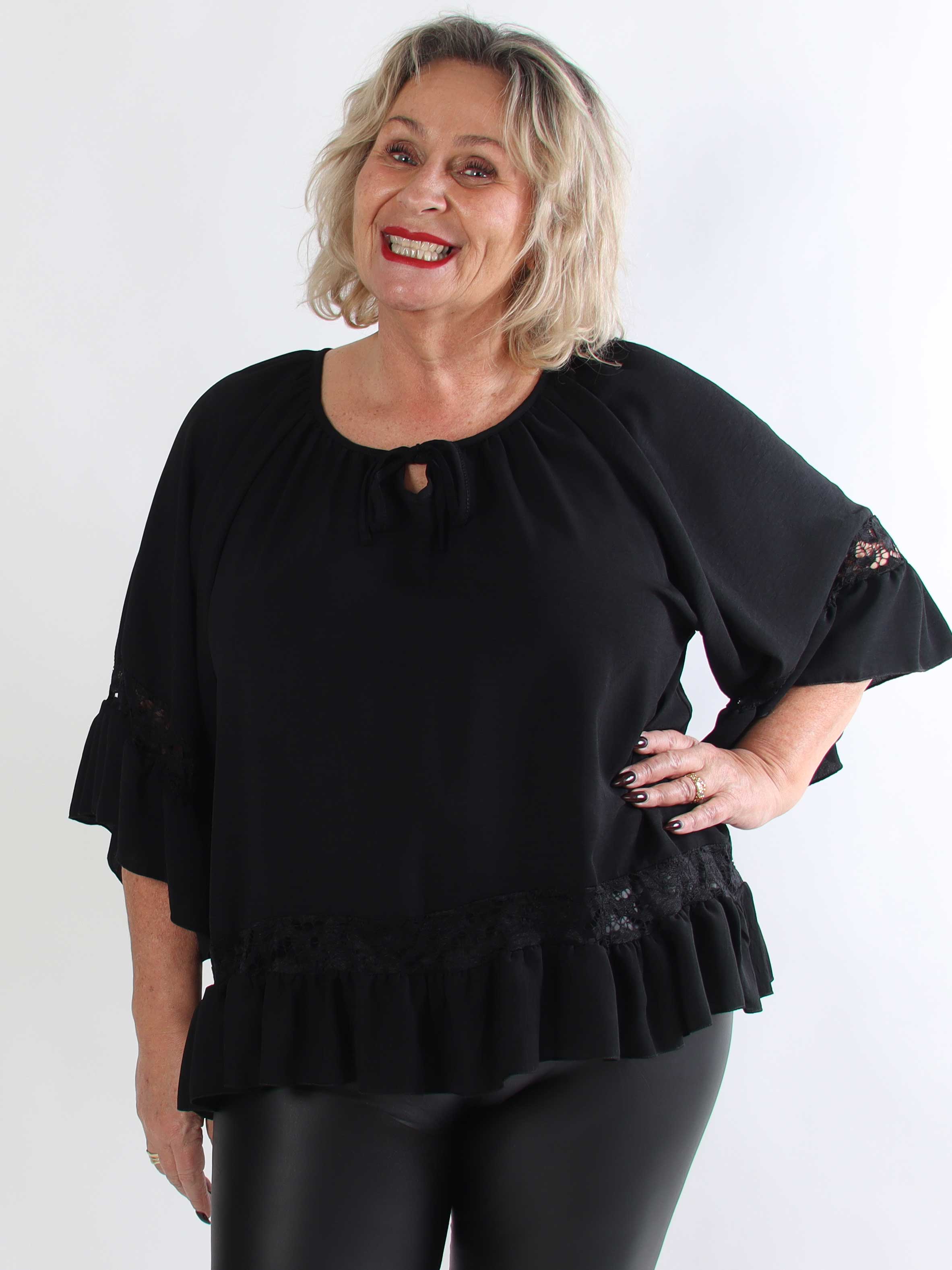 Pepita - Plus size tunika i løs pasform med blonde- og flæsedetaljer